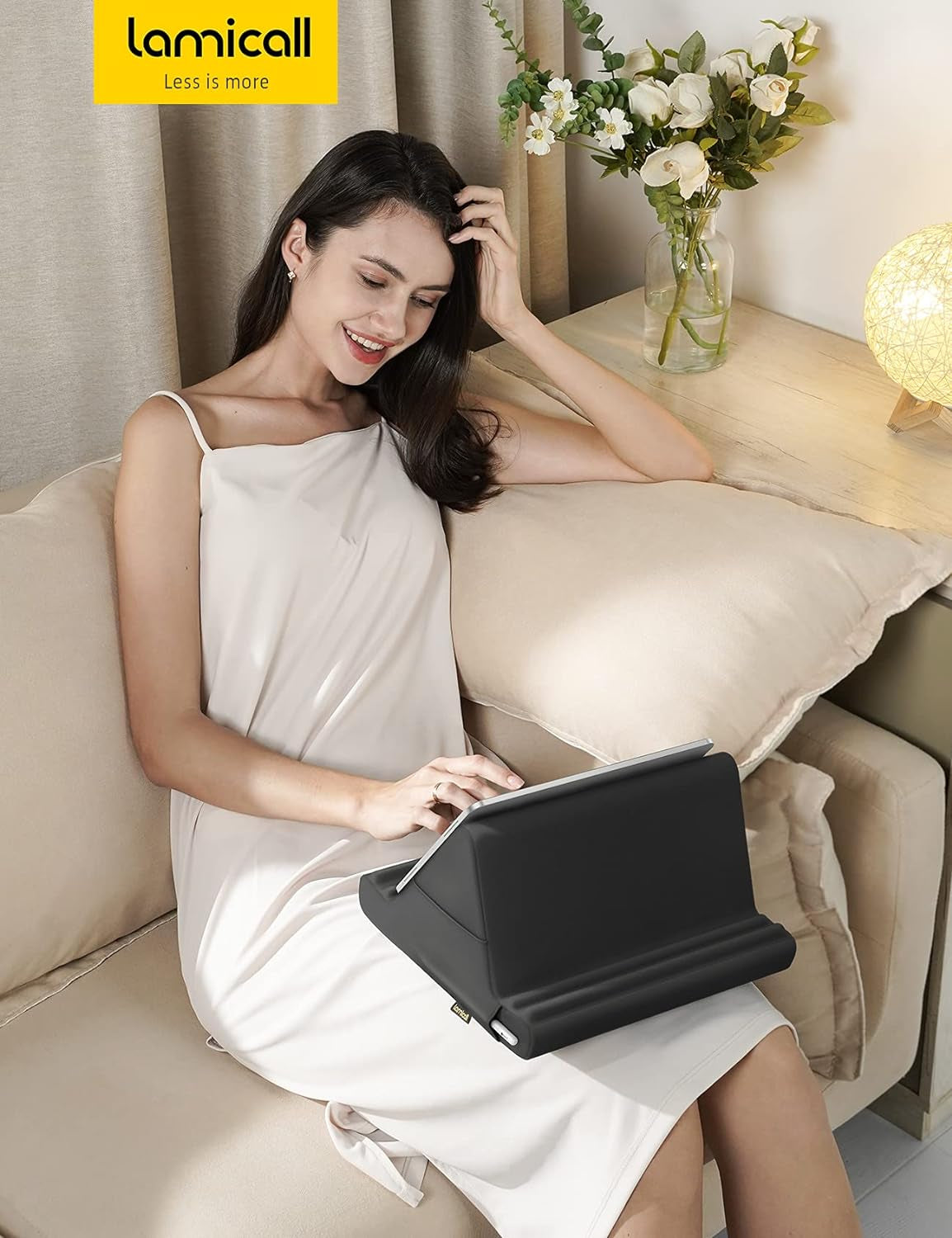 Tablet Pillow Stand with Pockets – Soft Lap Pad Dock for iPad, Kindle & Phones (4–13”), 4 Viewing Angles, Bed & Desk Use